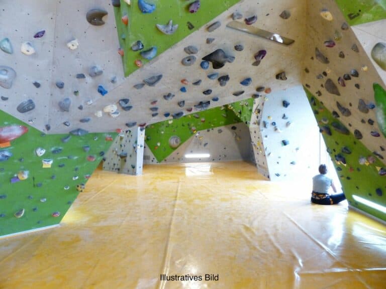 Im Kletterzentrum Ingolstadt kann man Kletterkurse machen, es gibt einen Kinderboulderbereich oder Achtsamkeit beim Yoga
